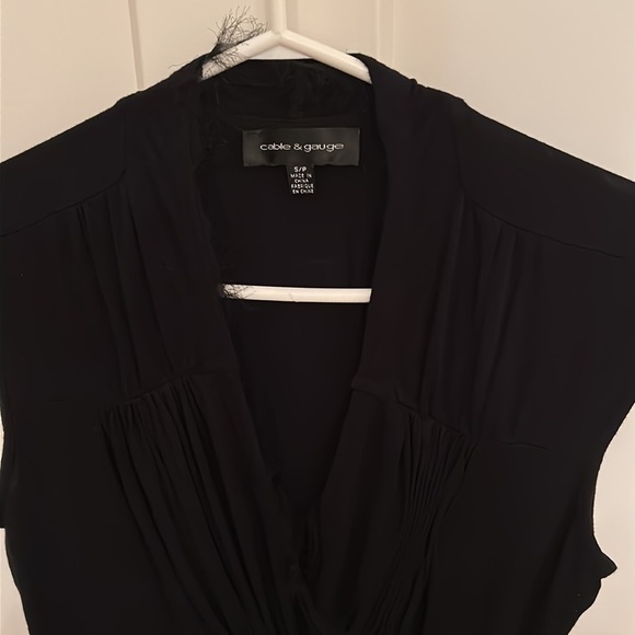 Cable & Gauge Black V-Neck Size S Stretchy Sleeveless Top with Rosette Detail - Picture 1 of 6
